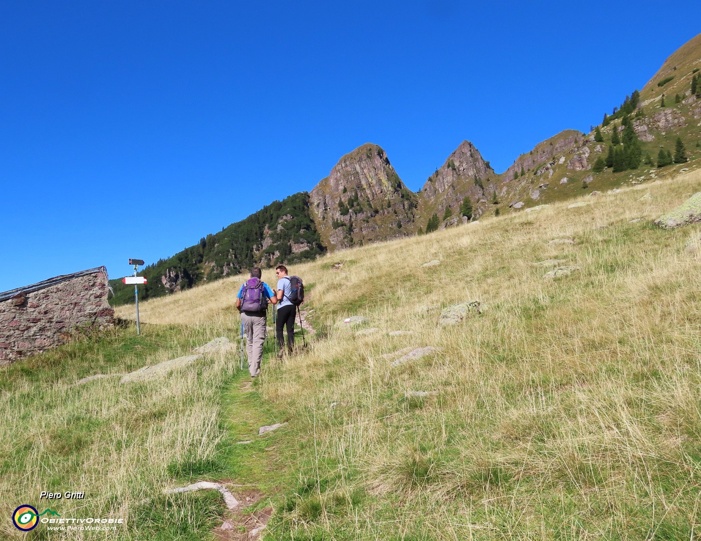 13 Dal pianoro prativo di Monte Campo saliamo con vista sui Tre Pizzi.JPG